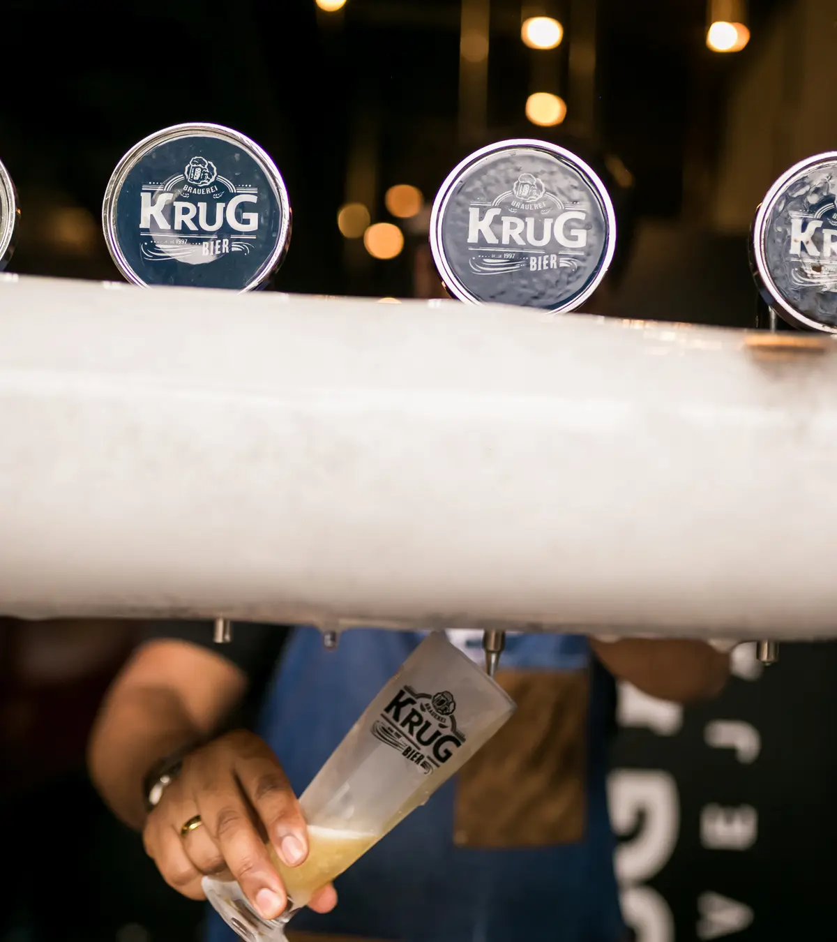 Chopeira Krug com quatro torneiras servindo chopp em um evento