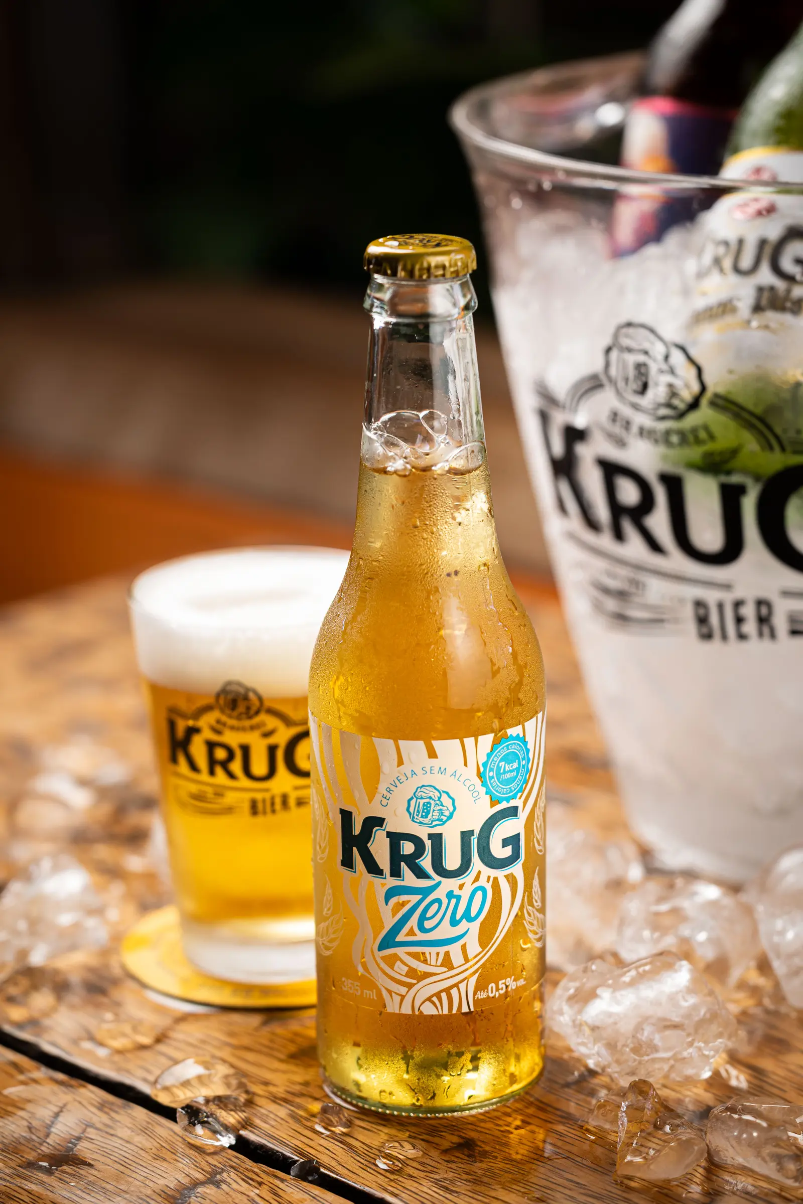 Garrafa de Krug Zero sem álcool gelada, com copo servido e balde de gelo ao lado