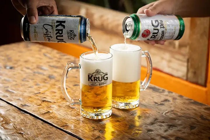 Canecas Krug sendo servidas para um brinde