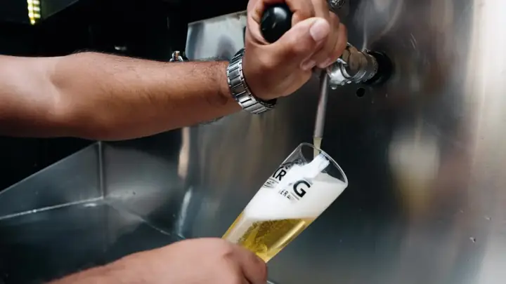 Chopp Krug sendo tirado na torneira