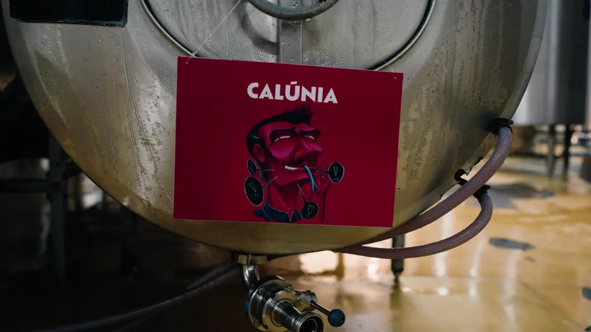 Tanque de fermentação da Krug com a placa da cerveja Calúnia