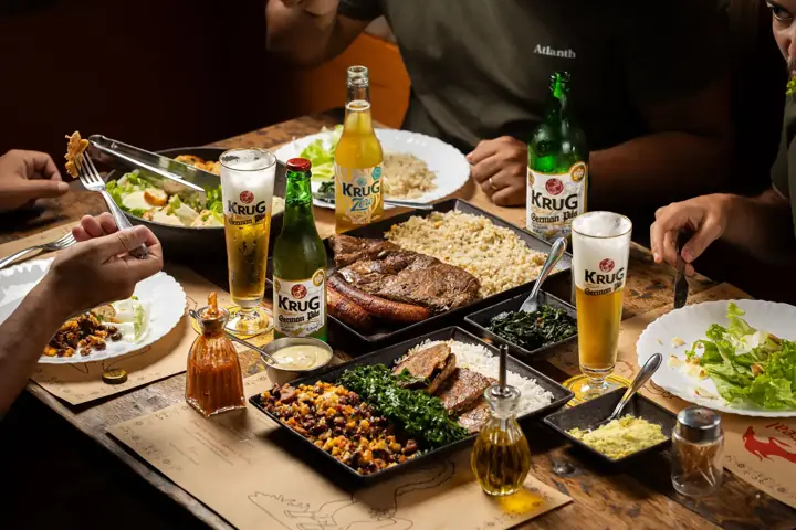 Mesa de restaurante servida com cervejas Krug